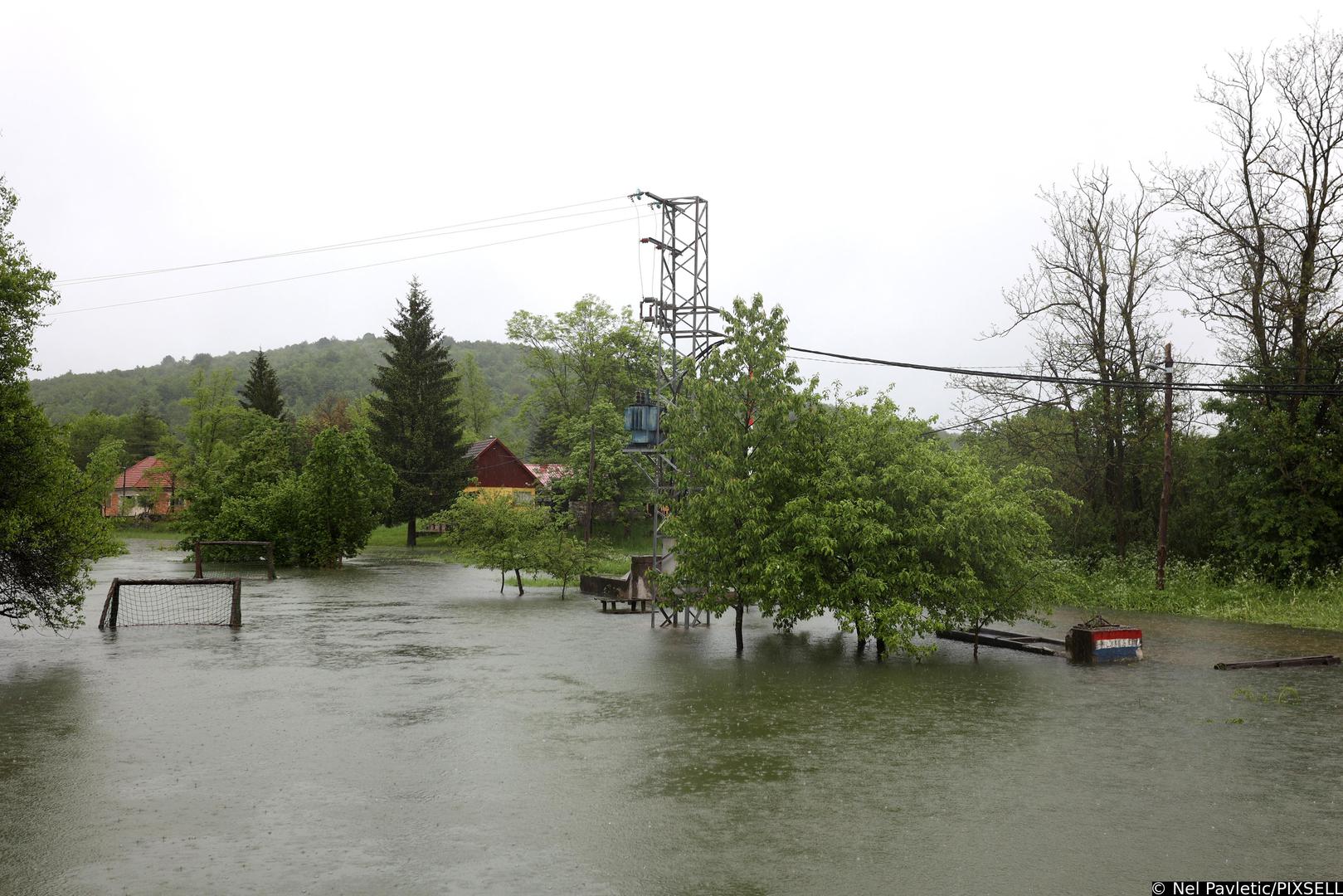 17.05.2023., Ogulin - Doslo je do izlijevanja rijeke Dobre na drzavnu cestu 42, ispod Frankopanske kule, koja je zatvorena za prometovanje.  Photo: Nel Pavletic/PIXSELL