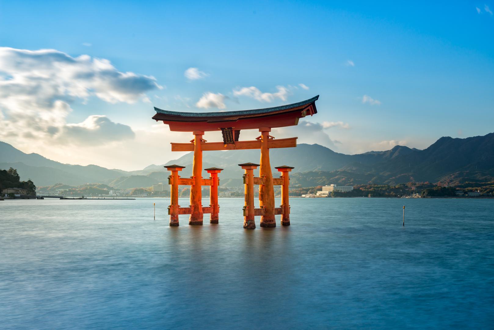 Otok Miyajima, Japan: Japanski otok Miyajima, sat vremena udaljen od Hirošime, omiljeno je odredište mnogih putnika. Miyajima znači 'otok svetišta' i dom je divljih jelena. Jedan korisnik kaže da otok ima ‘nevjerojatnu prirodu i neke od najboljih ryokana (tradicionalna japanska gostionica) u zemlji’. Jedan turist opisuje Miyajimu kao 'jedno od najčarobnijih mjesta na kojima je ikada bio', dok drugi dodaje da je 'prekrasan' i lako dostupan trajektom. 