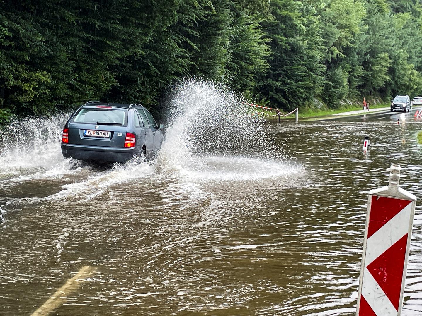 Cars drive on a flooded street following heavy rainfall in Klagenfurt, Austria, August 5, 2023. REUTERS/Louisa Off Photo: LOUISA OFF/REUTERS