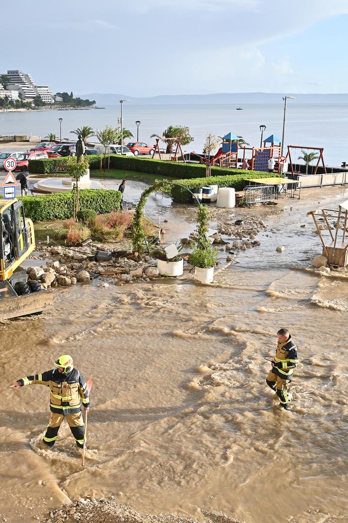 05.10.2024., Podgora - Jako nevrijeme gdje je palo do 140 litara kise po cetvornom metru strovilo je bujice na ulicama Podgore. Photo: Matko Begovic/PIXSELL