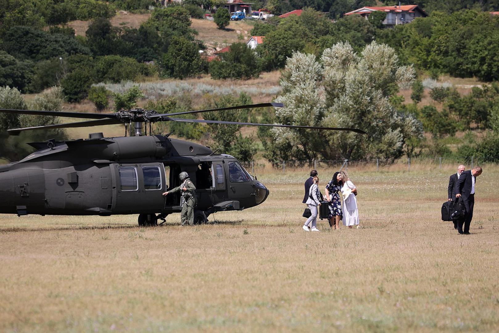 04.08.2024., Sinj - Predsjednica Kosova Vjosa Osmani i savjetnik predsjednika Republike Hrvatske za vanjsku i europsku politiku Neven Pelicaric sletili su u zracnu luku helikopterom Black Hawk. Photo: Zvonimir Barisin/PIXSELL