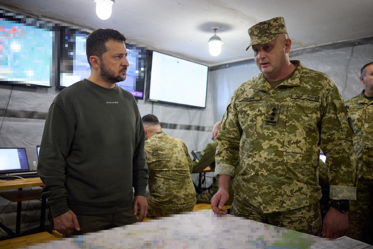 Le président ukrainien Volodymyr Zelensky rend visite au 15ème détachement mobile de gardes-frontières de la brigade "Steel Border" lors d'un voyage de travail dans la région de Kharkiv