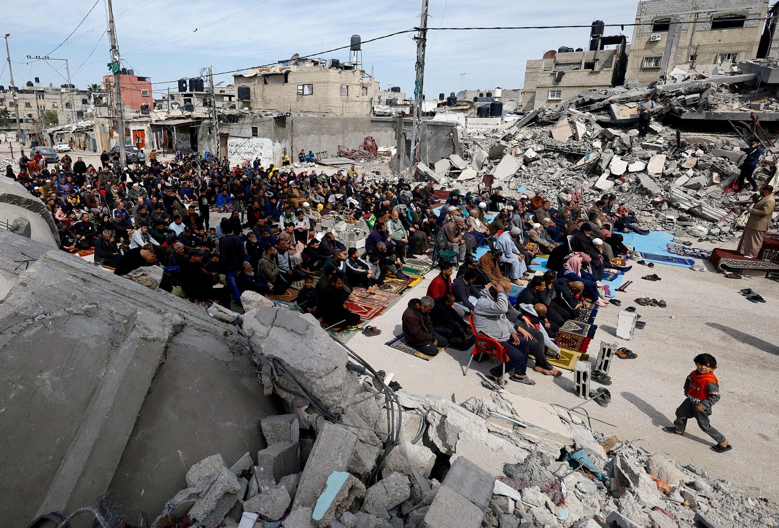 Palestinians attend Friday prayers near the ruins of a mosque destroyed in Israeli strikes, amid the ongoing conflict between Israel and Hamas, in Rafah in the southern Gaza Strip March 1, 2024. REUTERS/Mohammed Salem      TPX IMAGES OF THE DAY Photo: MOHAMMED SALEM/REUTERS