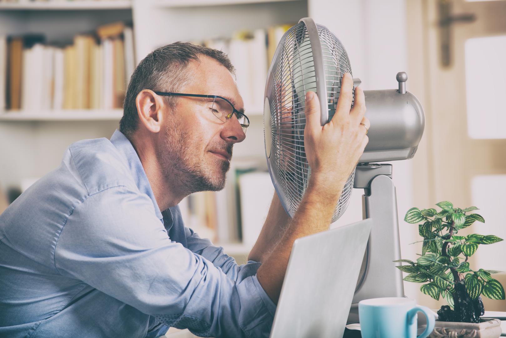 Ne razmišljate o pozicioniranju ventilatora: Možda niste razmislili o tome da postavite ventilator pored prozora kako bi uvlačio hladniji zrak izvana ili koristili dva ventilatora za stvaranje propuha. Obje metode mogu biti vrlo učinkovite, ako ih pravilno primijenite. Ako je vanjski zrak hladniji od unutarnjeg (obično navečer), postavite ventilator pored otvorenog prozora, usmjeren prema unutra, kako bi uvukao hladan zrak u prostoriju. Ako imate još jedan prozor otvoren na suprotnoj strani, ventilator usmjeren prema njemu može izbaciti vrući zrak van. Izbjegavajte ovu metodu ako je vani toplije nego unutra, jer ćete samo unijeti još više toplog zraka.