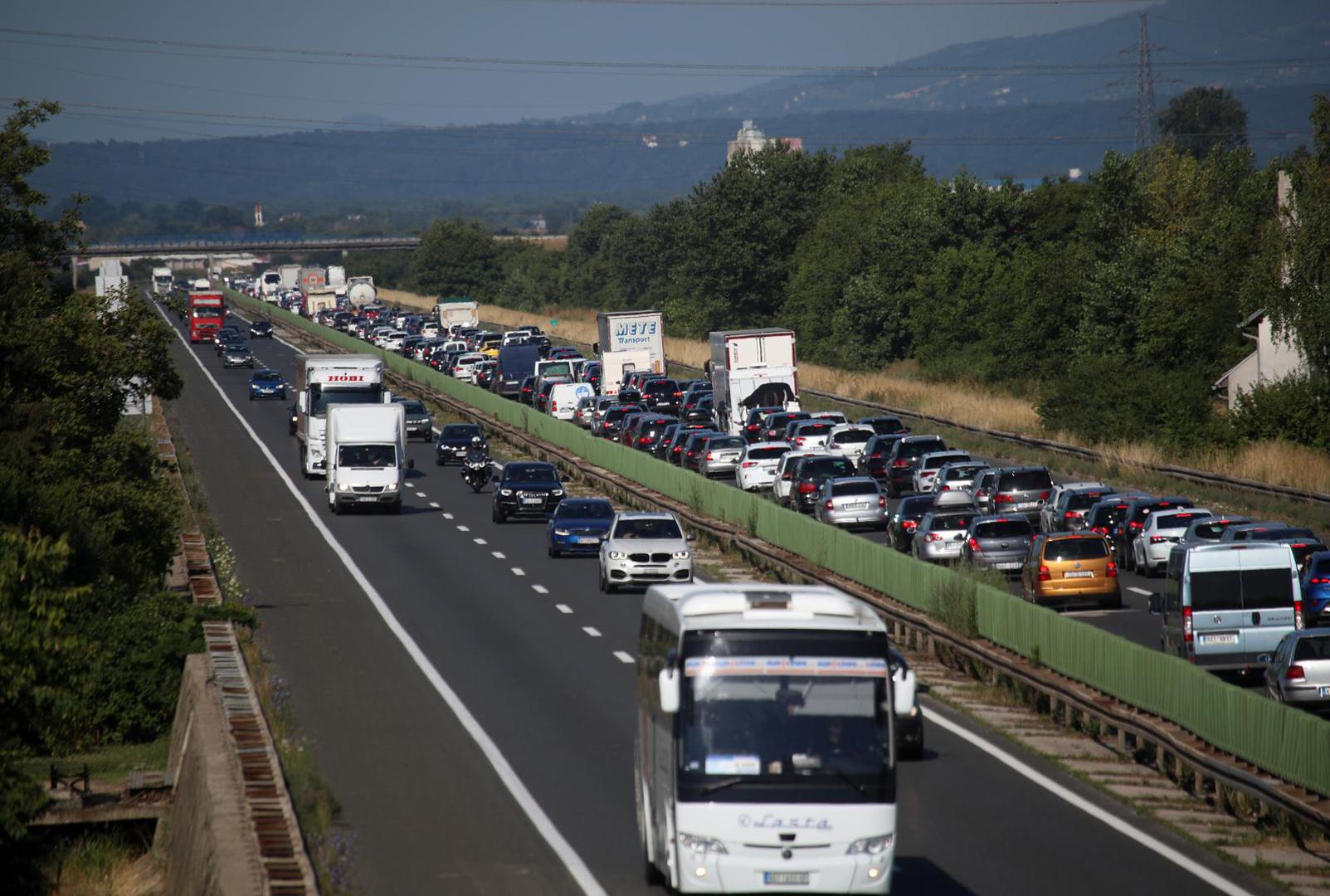 15.07.2023.,Zagreb - Udarni turisticki vikend u punom je jeku, guzve su na cestama od jutra.Guzva na zagrebackoj obilaznici u smjeru mora Photo: Zeljko Lukunic/PIXSELL