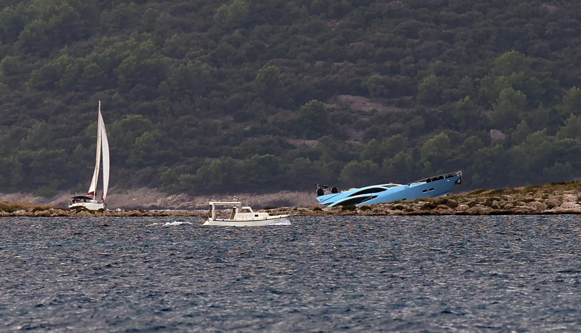 Inače, prošlog je vikenda otok Brač, nedaleko od mjesta gdje se nasukala ova jahta, pogodilo jače nevrijeme. 