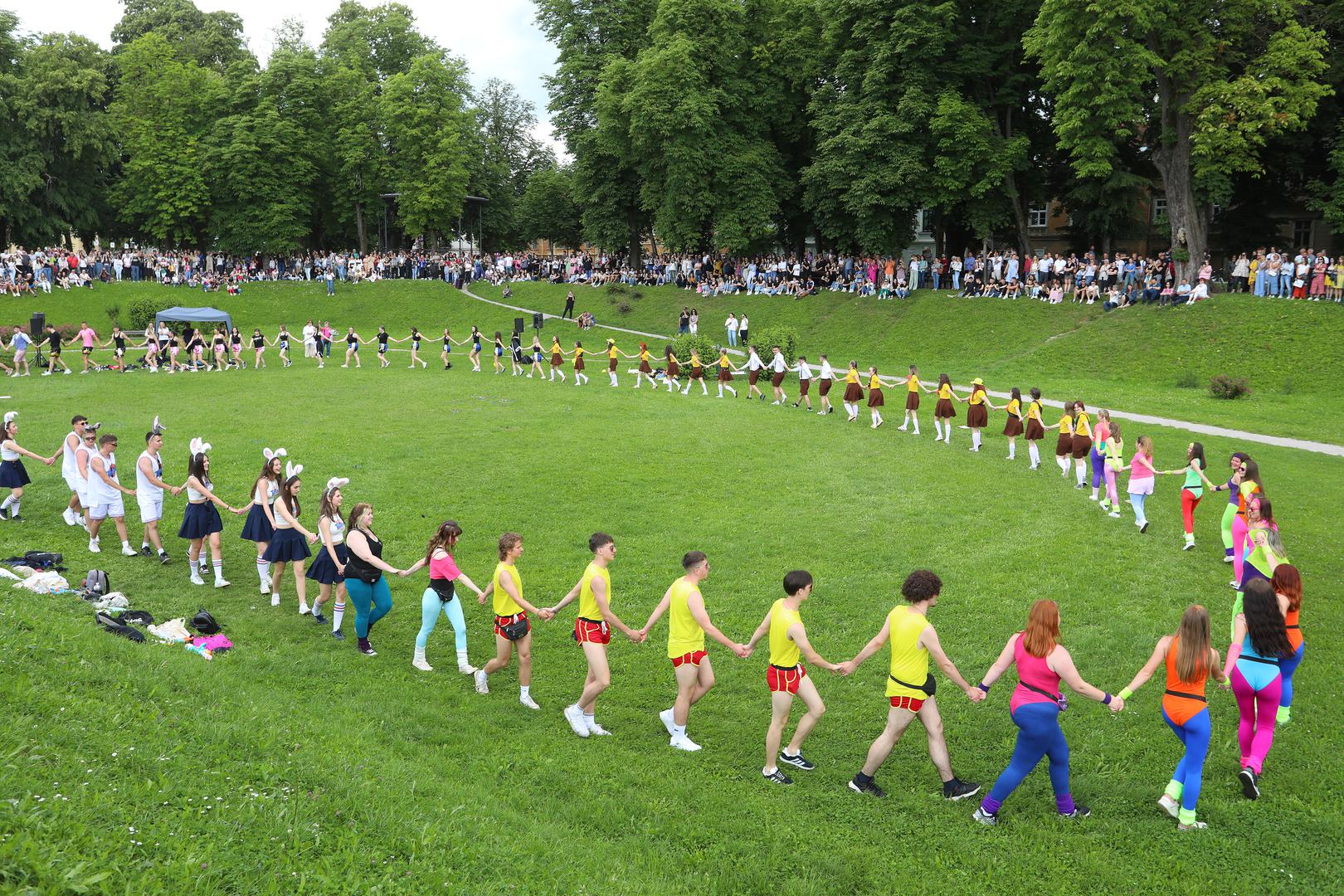 24.05.2024., Karlovac - Maturanti Gimnazije Karlovac tradicionalno su  zadnji dan skole otplesali Salonsko kolo. Svi zavrsni razedi Gimnazije predstavili su se pred brojnom publikom u plesnoj koreografiji koja je  tradicija skole vec 16. godina. Photo: Kristina Stedul Fabac/PIXSELL