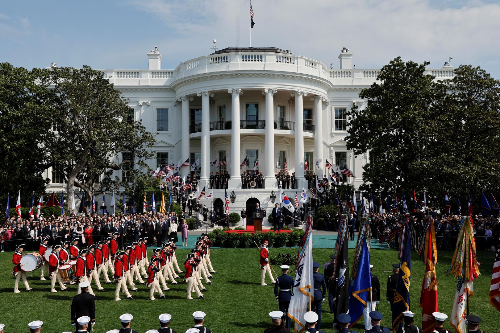 U.S. President Joe Biden and South Korea's President Yoon Suk Yeol look on as members of the U.S. military parade during an official White House State Arrival Ceremony on the South Lawn of the White House in Washington, U.S. April 26, 2023. REUTERS/Jonathan Ernst Photo: JONATHAN ERNST/REUTERS