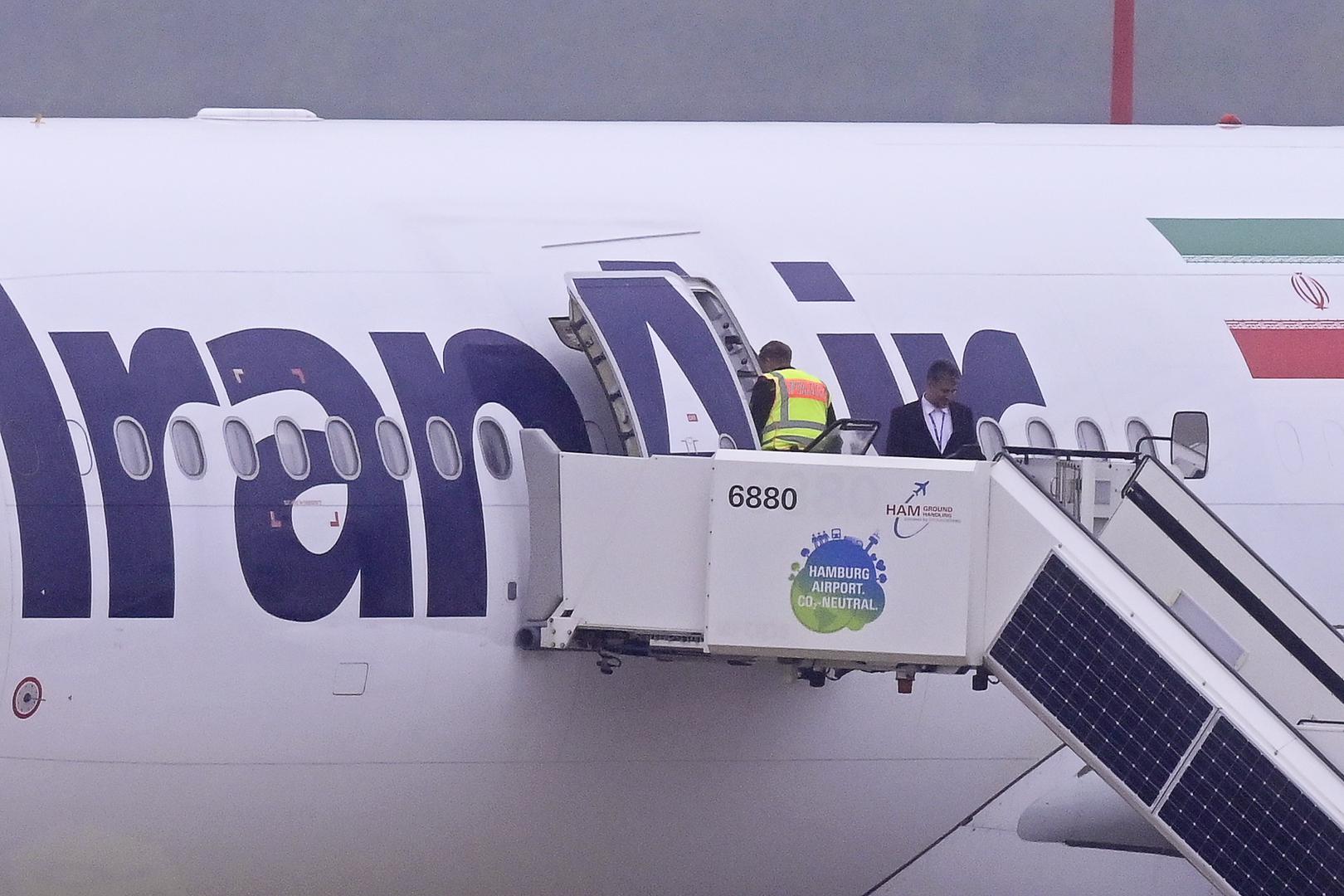 09 October 2023, Hamburg: An Iran Air aircraft stands at Hamburg Airport. Flight operations at Hamburg Airport, which were suspended due to a threat of an attack on an Iranian aircraft from Tehran, have resumed. Photo: Jonas Walzberg/dpa Photo: Jonas Walzberg/DPA