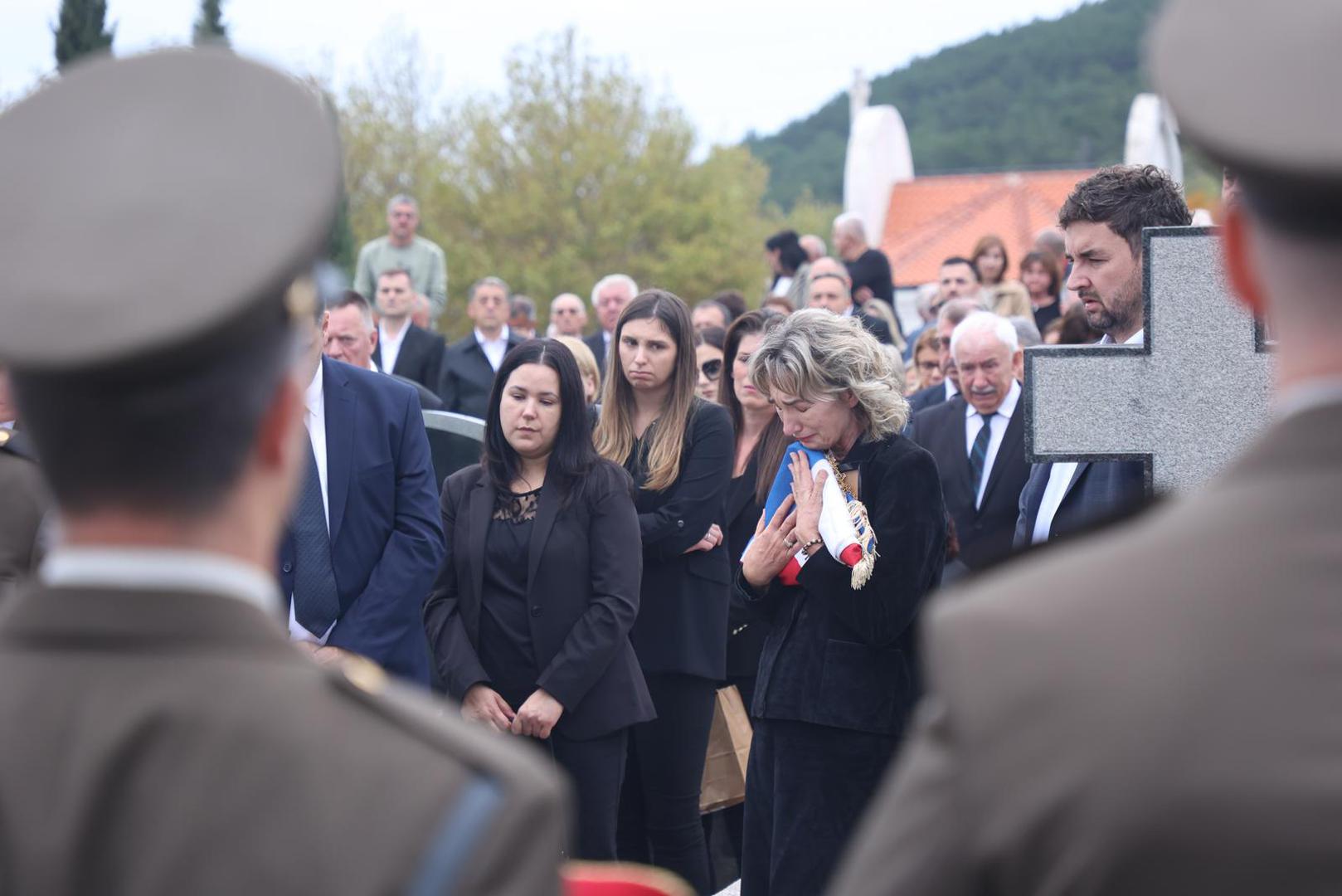 Podsjetimo, na gradskom groblju Mirogoj dan ranije održan je ispraćaj ravnatelja KBC-a Zagreb od kojeg su se, uz članove obitelji, kolege i prijatelje oprostili ministri na čelu s premijerom Andrejom Plenkovićem i drugi političari.

