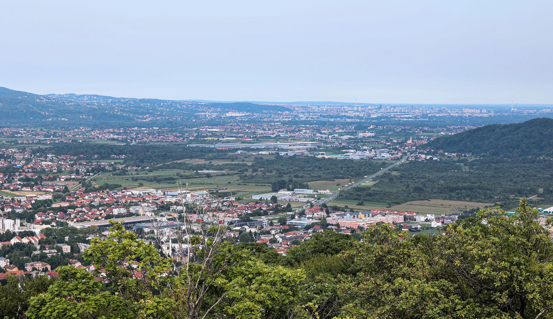 Zbog blizine Zagreba, županija nudi brojne mogućnosti za poslovanje i turizam, uključujući atrakcije poput termalnih izvora u Ivanić-Gradu i prirodnih ljepota poput Samoborskog gorja.