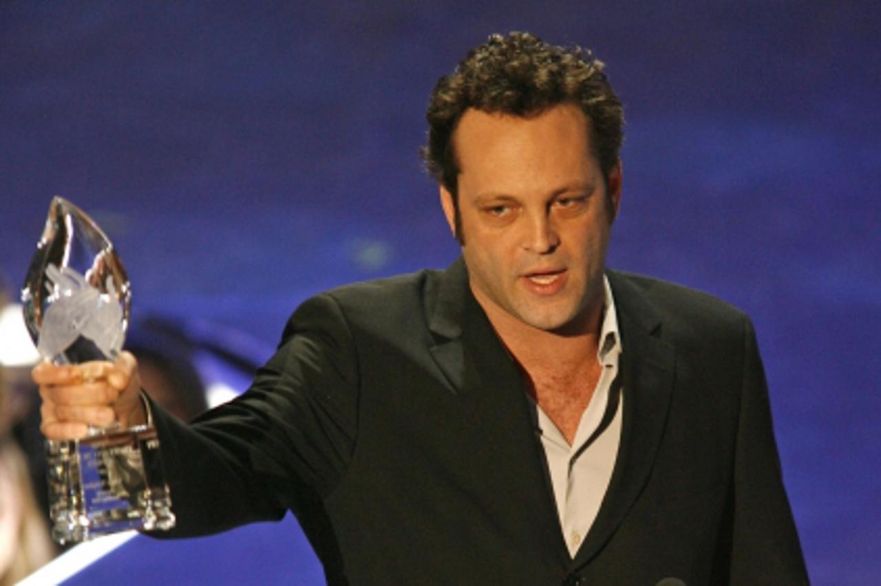 'Vince Vaughn accepts the award for favorite leading man at the 33rd annual People\'s Choice Awards in Los Angeles, California January 9, 2007.   REUTERS/Mike Blake  (UNITED STATES)'