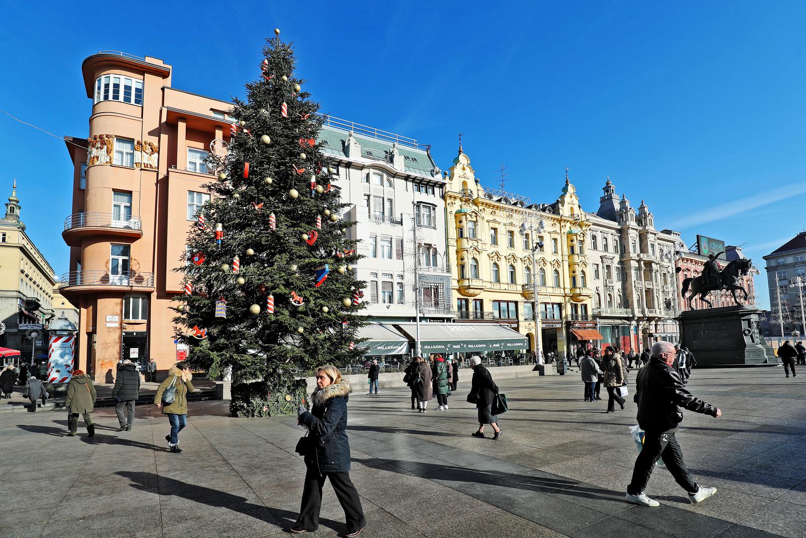 Božićno drvce na glavnom zagrebačkom trgu uvijek je ukrašeno ovim tradicionalnim simbolom Zagreba