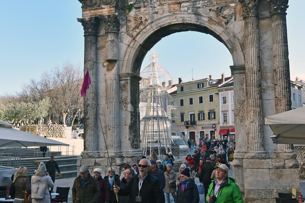 Pula: Velik broj stranih turista preplavio centar grada gdje će dočekati Novu godinu