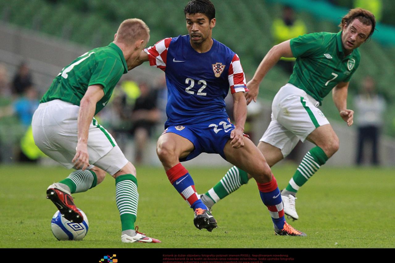 \'Croatia\'s Eduardo da Silva (centre) in action with Republic of Ireland\'s Stephen Hunt (right) and Damian Duff during the International Friendly at the Aviva Stadium, Dublin. Photo: Press Associati