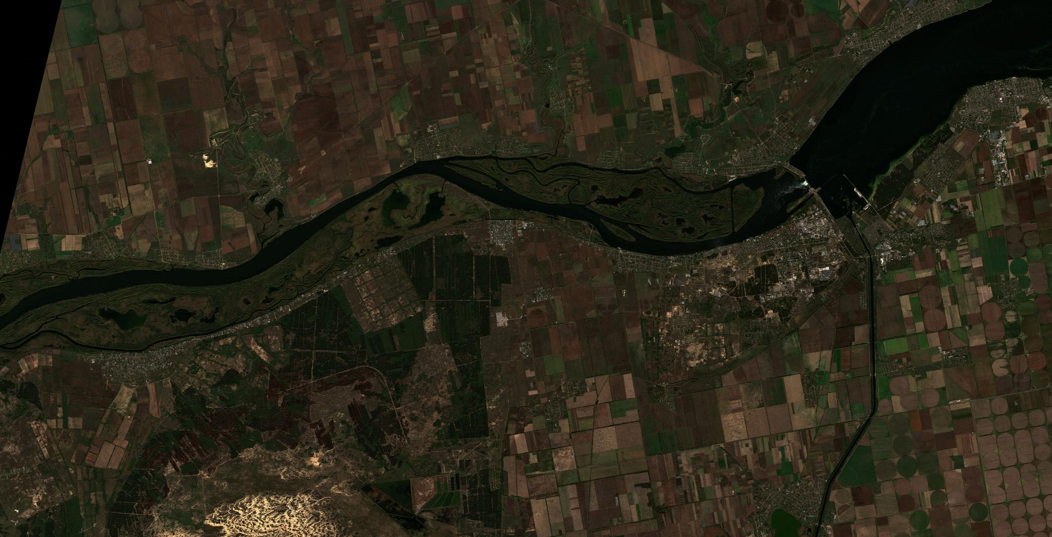 A satellite image shows a view of the location of the Kakhovka dam and the surrounding region in Kherson Oblast, Ukraine, October 18, 2022.  European Union/ Copernicus Sentinel-2 L2A/Handout via REUTERS    THIS IMAGE HAS BEEN SUPPLIED BY A THIRD PARTY. MANDATORY CREDIT Photo: EUROPEAN UNION/ COPERNICUS SENTI/REUTERS