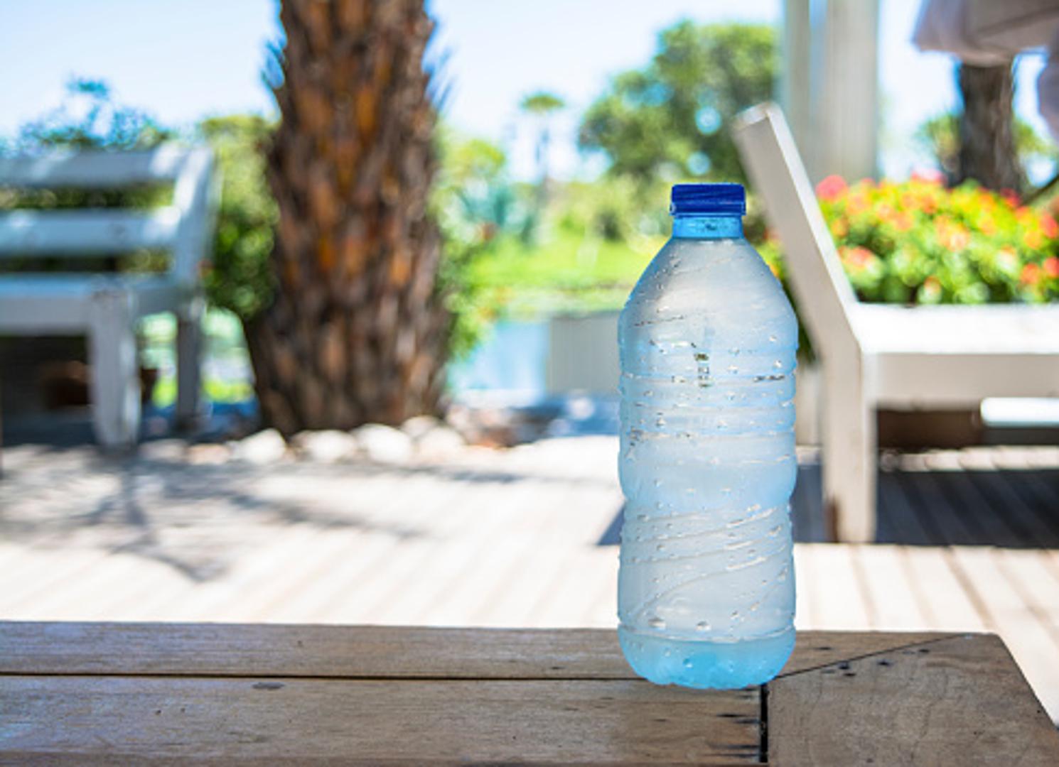 Kad god imate priliku, pijte vodu iz staklene, ne iz plastične boce. Ne govorimo samo o zaštiti okoliša već i o zdravlju jer neke plastične ambalaže sadrže toksine koji se mogu otpustiti u vodu i tako konzumacijom dospjeti i u vaš organizam. 