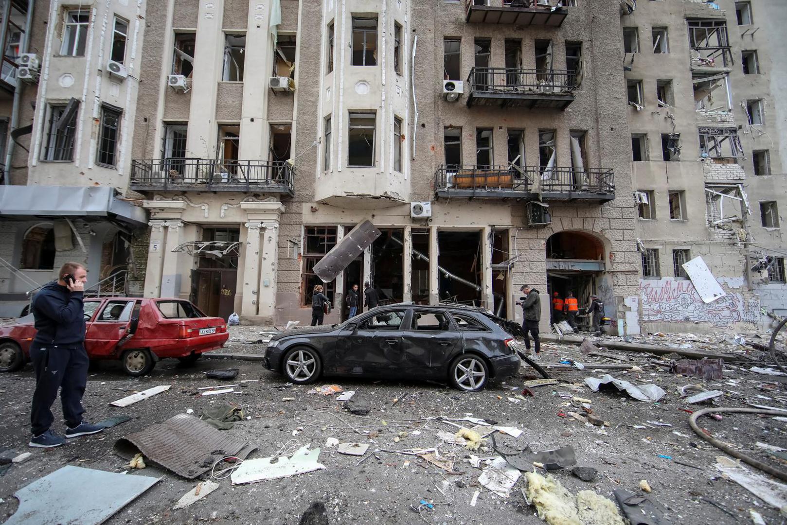 A local resident walks past residential buildings damaged by a Russian missile strike, amid Russia's attack on Ukraine, in Kharkiv, Ukraine October 6, 2023. REUTERS/Vyacheslav Madiyevskyy Photo: Stringer/REUTERS