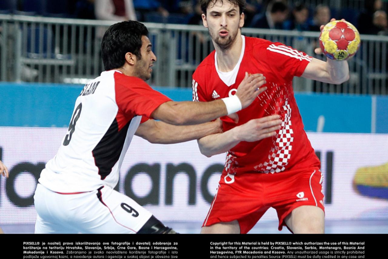 'Croatia\'s Marko Kopljar (r) and Egypt\'s Islam Hassan during 23rd Men\'s Handball World Championship preliminary round match.January 17,2013. Foto © nph / Acero) *** Local Caption ***'