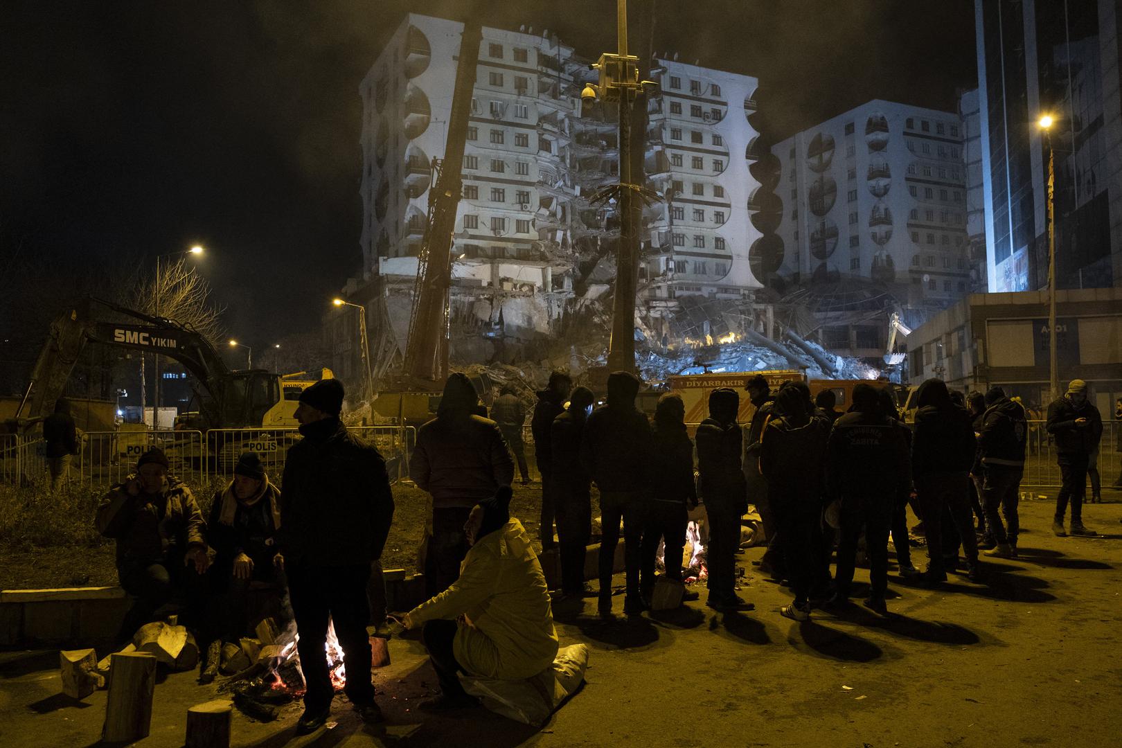 Peoplke watch the rescue operation in Diyarbakır, southern Turkey, on February 8, 2023. More than 20,000 people are now known to have been killed in Monday's earthquakes in Turkey and Syria, though the UN warns the disaster's full extent is still unclear. Rescuers are still searching rubble for survivors, but hopes are fading more than four days since the first quake. Photo by Tolga Sezgin/NARhotos/ABACAPRESS.COM Photo: Sezgin Tolga/NARphotos/ABACA/ABACA