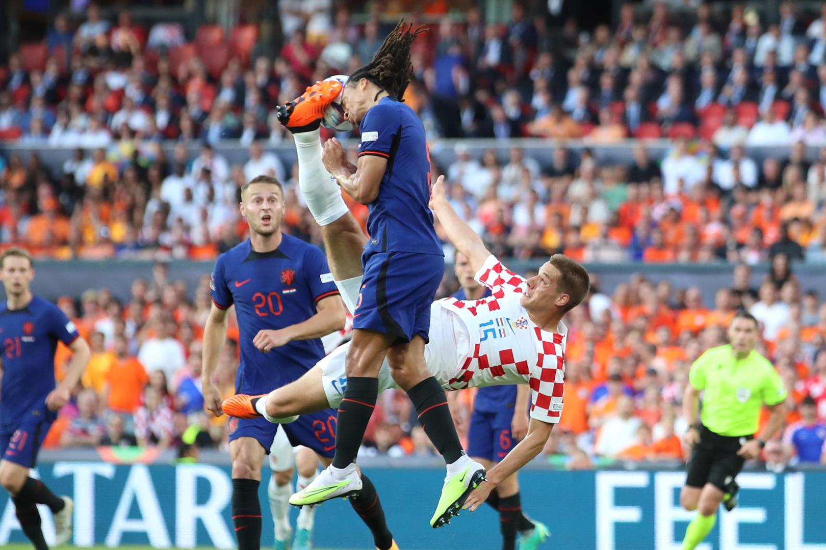 14.06.2023., stadion Feyenoord "De Kuip", Rotterdam, Nizozemska - UEFA Liga Nacija, polufinale, Nizozemska - Hrvatska. Mario Pasalic, Nathan Ake Photo: Luka Stanzl/PIXSELL