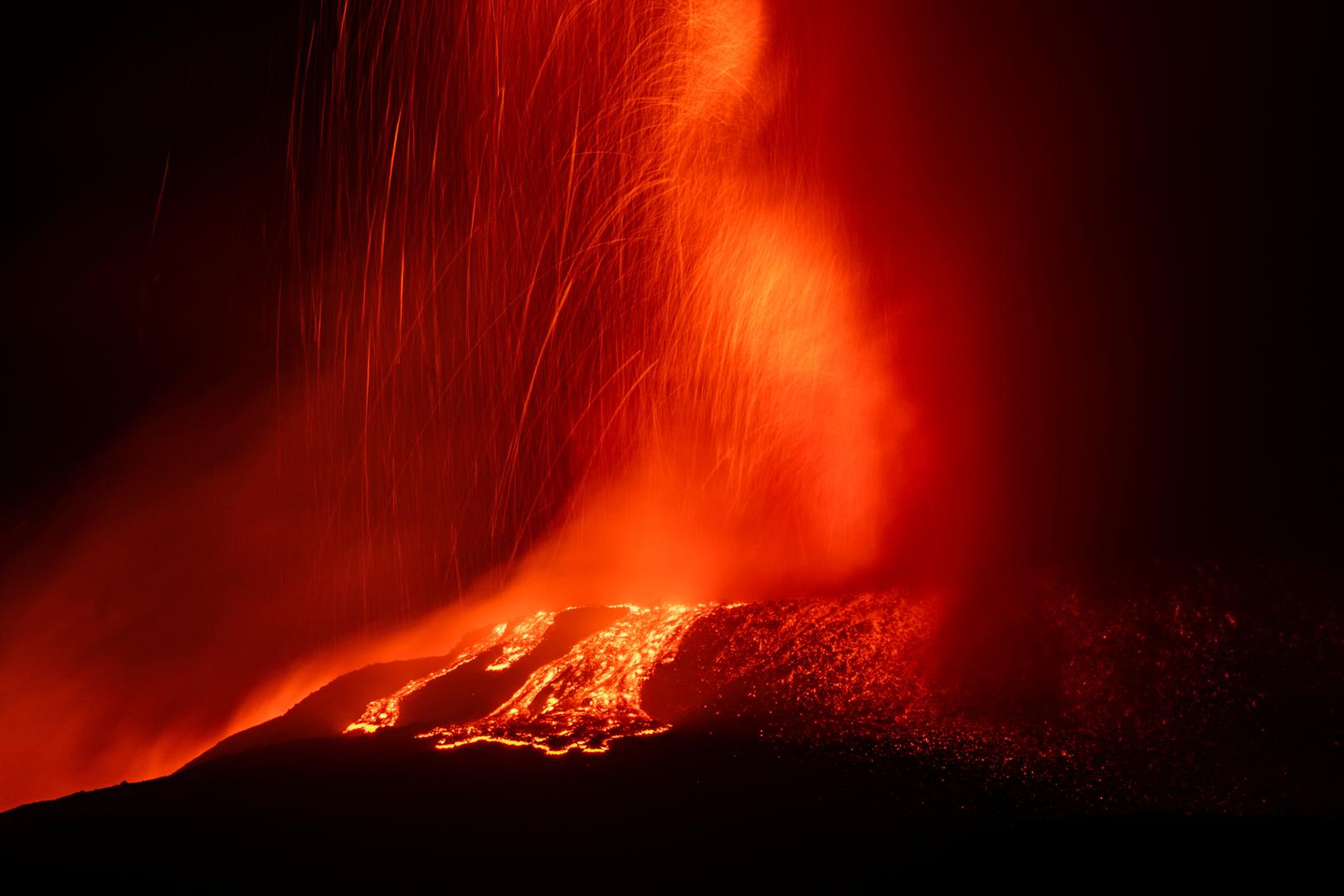 Vulkan Etna erumpirao je tijekom noći, zbog čega je zatvorena obližnja zračna luka u Cataniji, na istočnoj obali Sicilije, izvijestio je u četvrtak Talijanski institut za geofiziku i vulkanologiju (INGV).