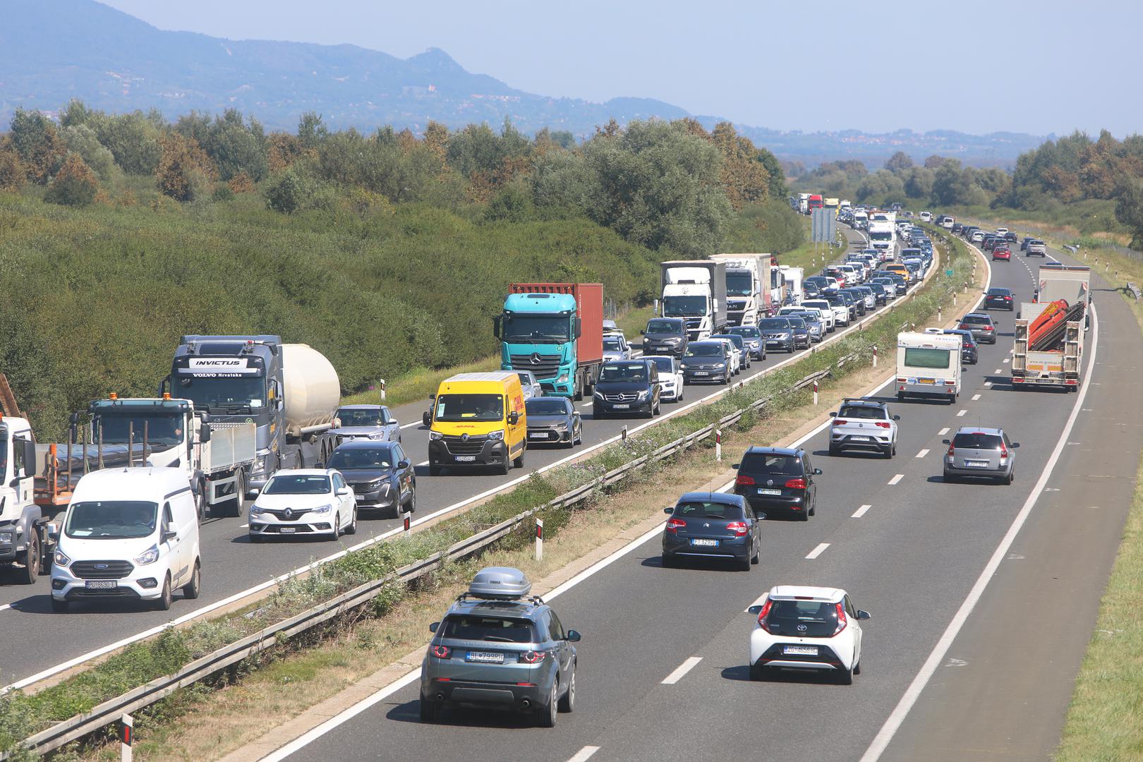 Brzina je najčešći prekršaj u cestovnom prometu, a ujedno i uzročnik najviše prometnih nesreća. Općenito, sa 130 eura će se kazniti vozač koji brzinu kretanja ne prilagodi osobinama i stanju ceste te drugim uvjetima u prometu kao što je, primjerice, gustoća prometa.


Na cesti izvan naselja vozač ne smije voziti brzinom većom od dopuštene prometnim znakom, što znači 130 km/h na autocesti, 110 km/h na brzoj cesti i 90 km/h na ostalim cestama.