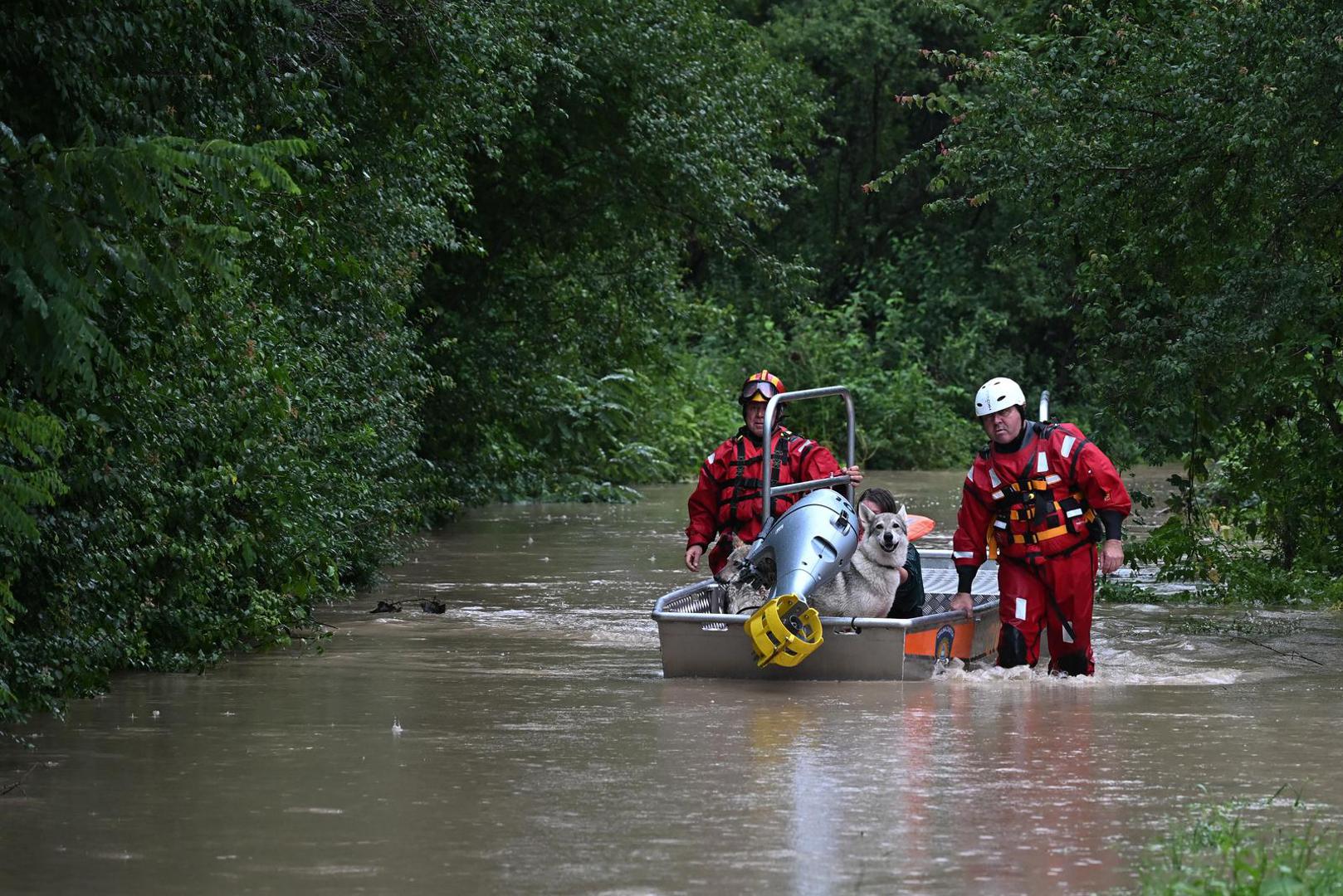 05.08.2023., Drenje Brdovecko - Civilna zastita i HGSS spasavaju zivotinje iz poplavljenjih domova Photo: Davor Puklavec/PIXSELL