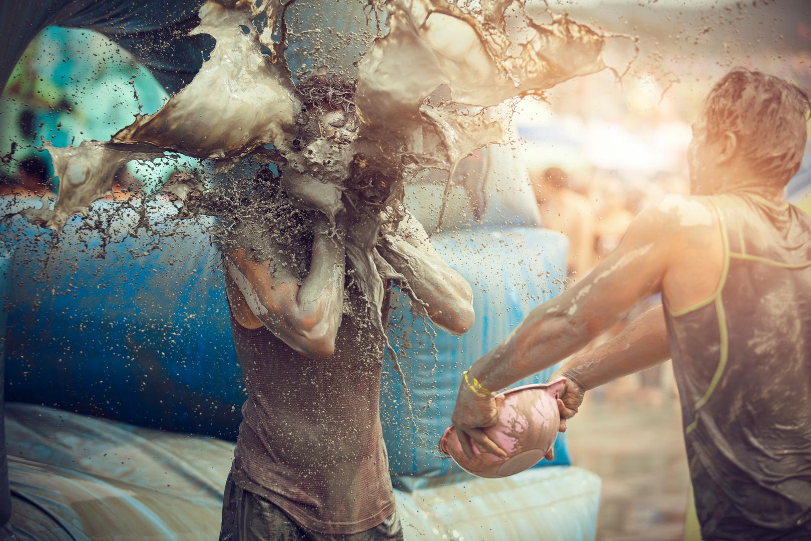 Boryeong Mud Festival - Južna Koreja: Svake godine u srpnju, oko 1,5 milijuna ljudi dolazi u Boryeong, mali grad na zapadnoj obali Južne Koreje, kako bi sudjelovali u MudFestu. Ovaj festival je postao svjetski poznat zbog svojih blatnih kupki, klizališta i staza s preprekama, privlačeći podjednako lokalno stanovništvo i turiste. Tamo vas očekuju brojne aktivnosti vezane uz blato, od hrvanja do oslikavanja tijela. Osim blata, festival nudi ulične predstave, štandove s hranom i živu glazbu.