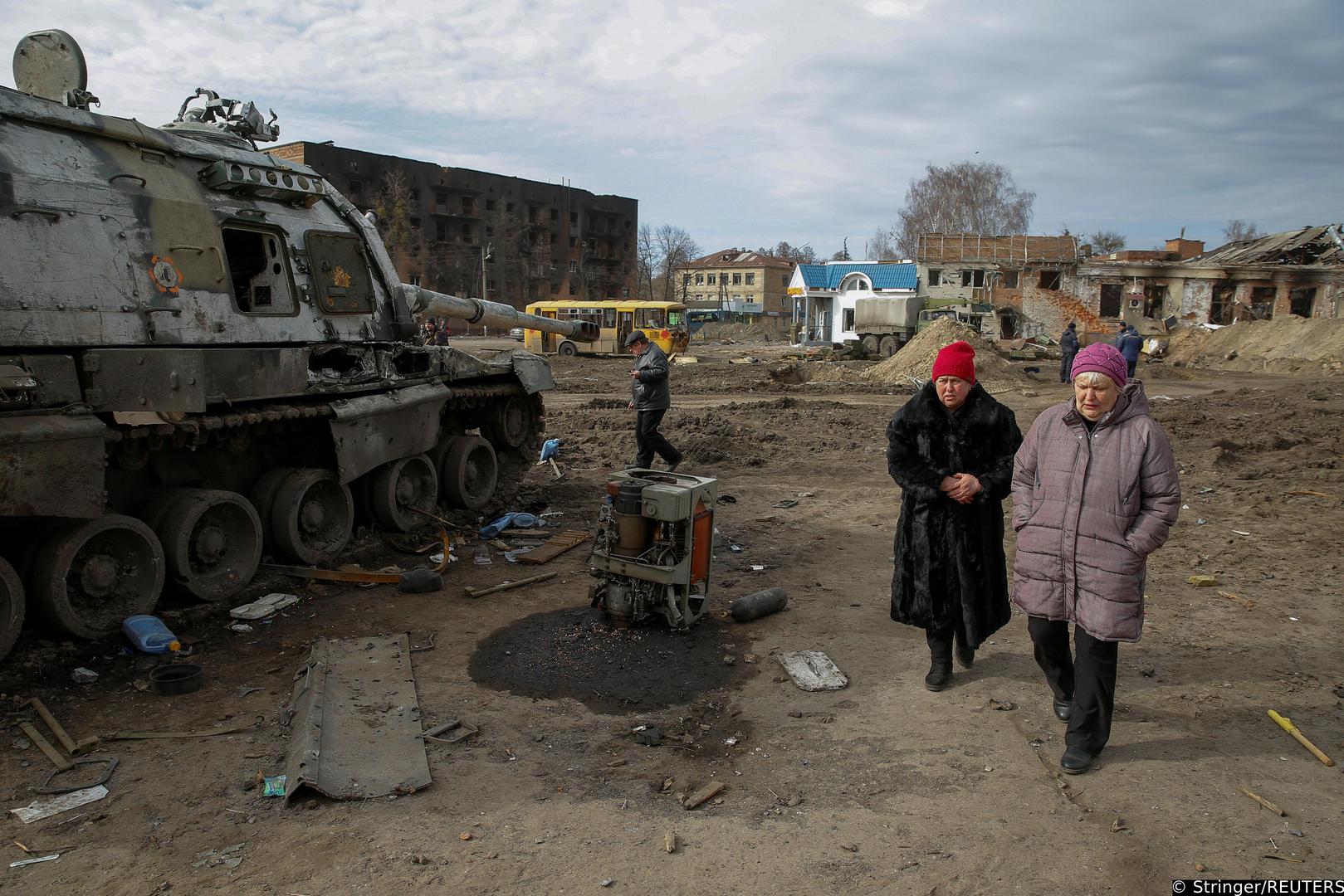 Local residents walk past a damaged Russian MSTA-S 2S19 self-propelled howitzer, as Russia?s attack on Ukraine continues, in the town of Trostianets, in Sumy region, Ukraine March 28, 2022. Picture taken March 28, 2022. REUTERS/Oleg Pereverzev Photo: Stringer/REUTERS