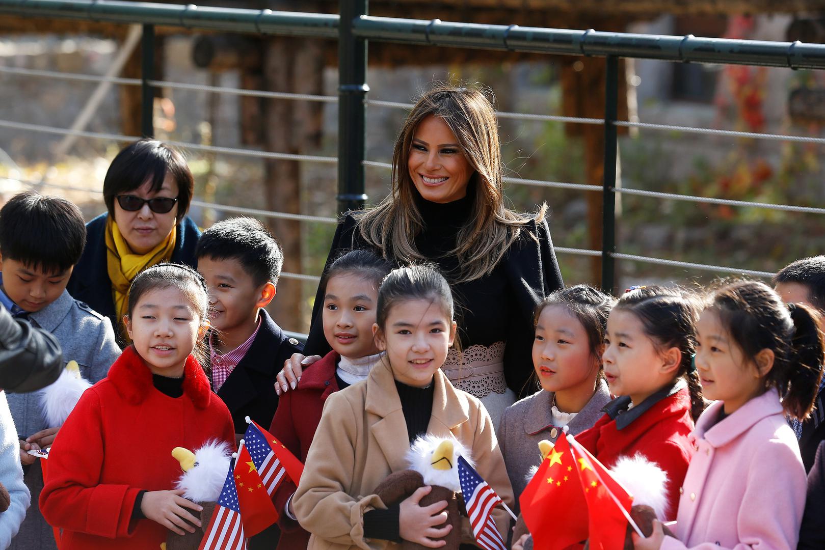 U pekinškom zoološkom vrtu Melania Trump nahranila je velikog pandu Gu Gu i upoznala se s prehranom i treniranjem životinja.