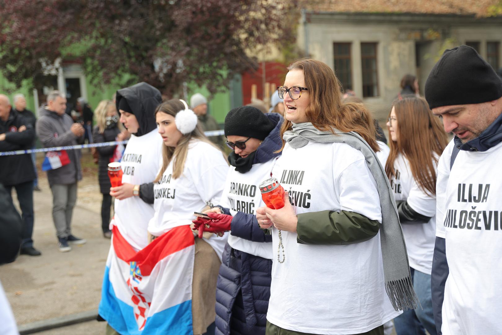 Dok prolaze gradskim ulicama do Memorijalnog groblja žrtava iz Domovinskog rata hodočasnike prate zvona Župne crkve svetih Filipa i Jakova duž cijele trase od bolnice do groblja gdje se nalazi upaljeno na tisuće crvenih lampoina koji gore i u prozorima brojnih kuća i stanova