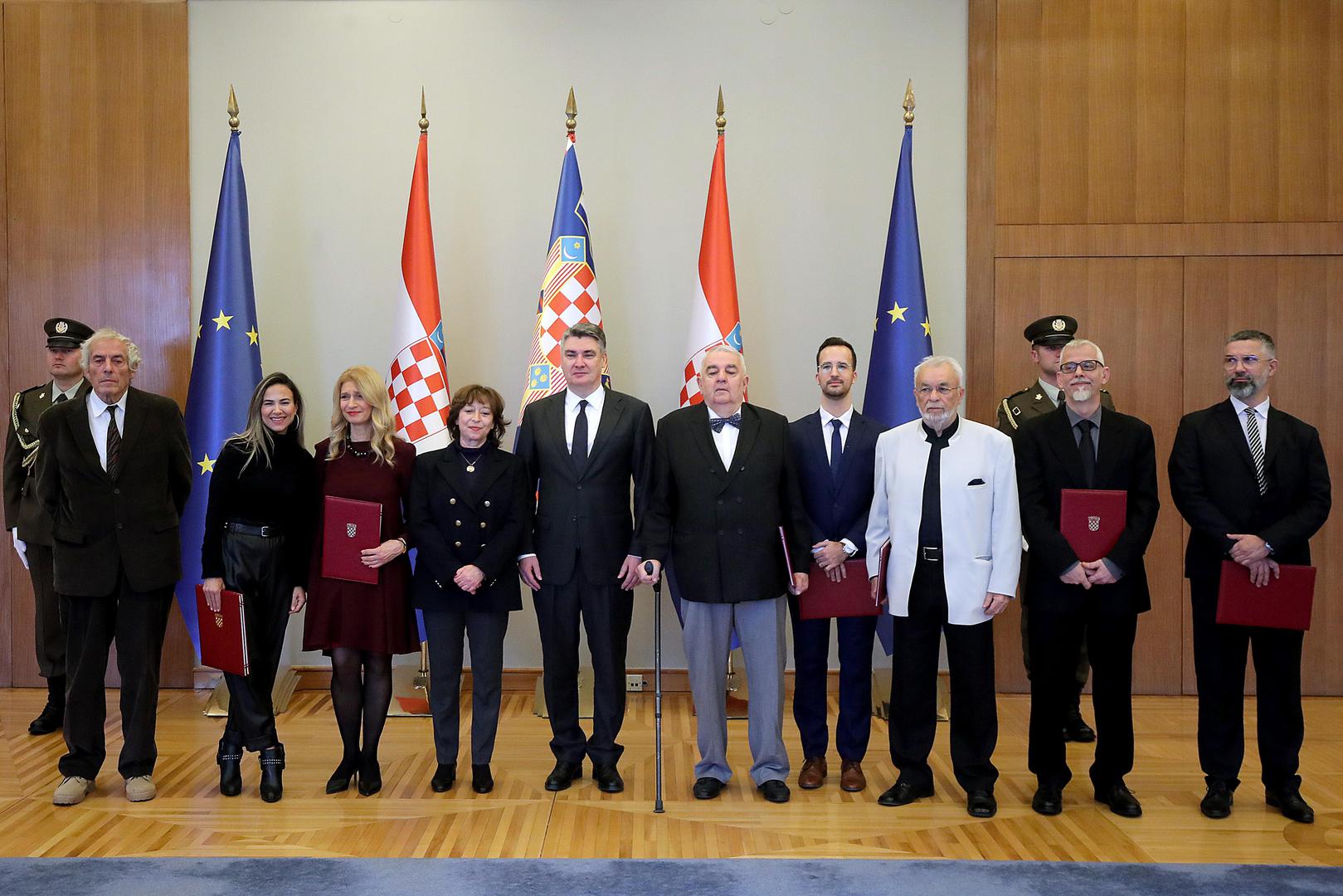 13.12.2021., Zagreb - Predsjednik Republike Hrvatske Zoran Milanovic odlikovao je Veleredom kralja Dmitra Zvonimira s lentom i Danicom, za izniman doprinos neovisnosti i cjelovitosti Republike Hrvatske te izgradnji i napretku hrvatske drzave sudionike Hrvatskog proljeca. Visokim drzavnim odlicjem odlikovani su Drazen Budisa, Ivan Zvonimir Cicak, Goran Dodik te posmrtno Jozo Ivicevic Bakulic, Ljudevit Jonke, Ante Paradzik, Hrvoje Sosic,  Marko Veselica i Vladimir Veselica.  Photo: Goran Stanzl/PIXSELL