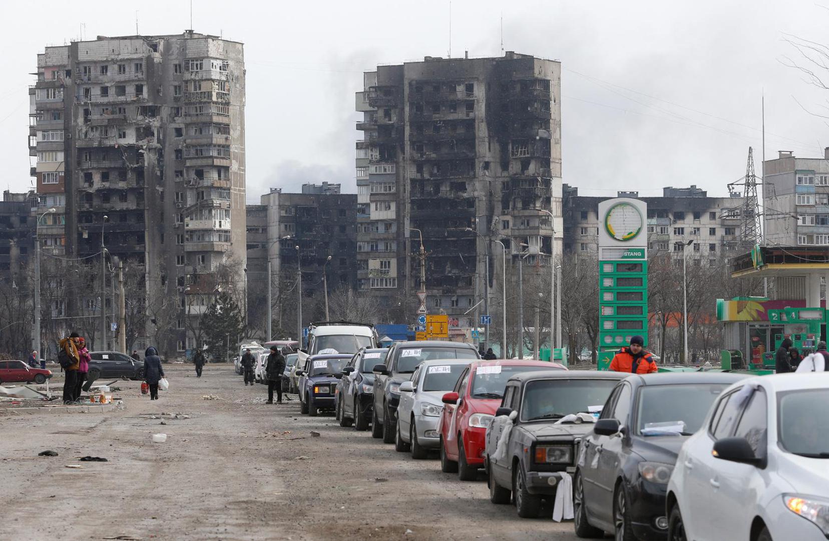 A view shows a line of cars near blocks of flats destroyed during Ukraine-Russia conflict, as evacuees leave the besieged port city of Mariupol, Ukraine March 17, 2022. REUTERS/Alexander Ermochenko Photo: Alexander Ermochenko/REUTERS