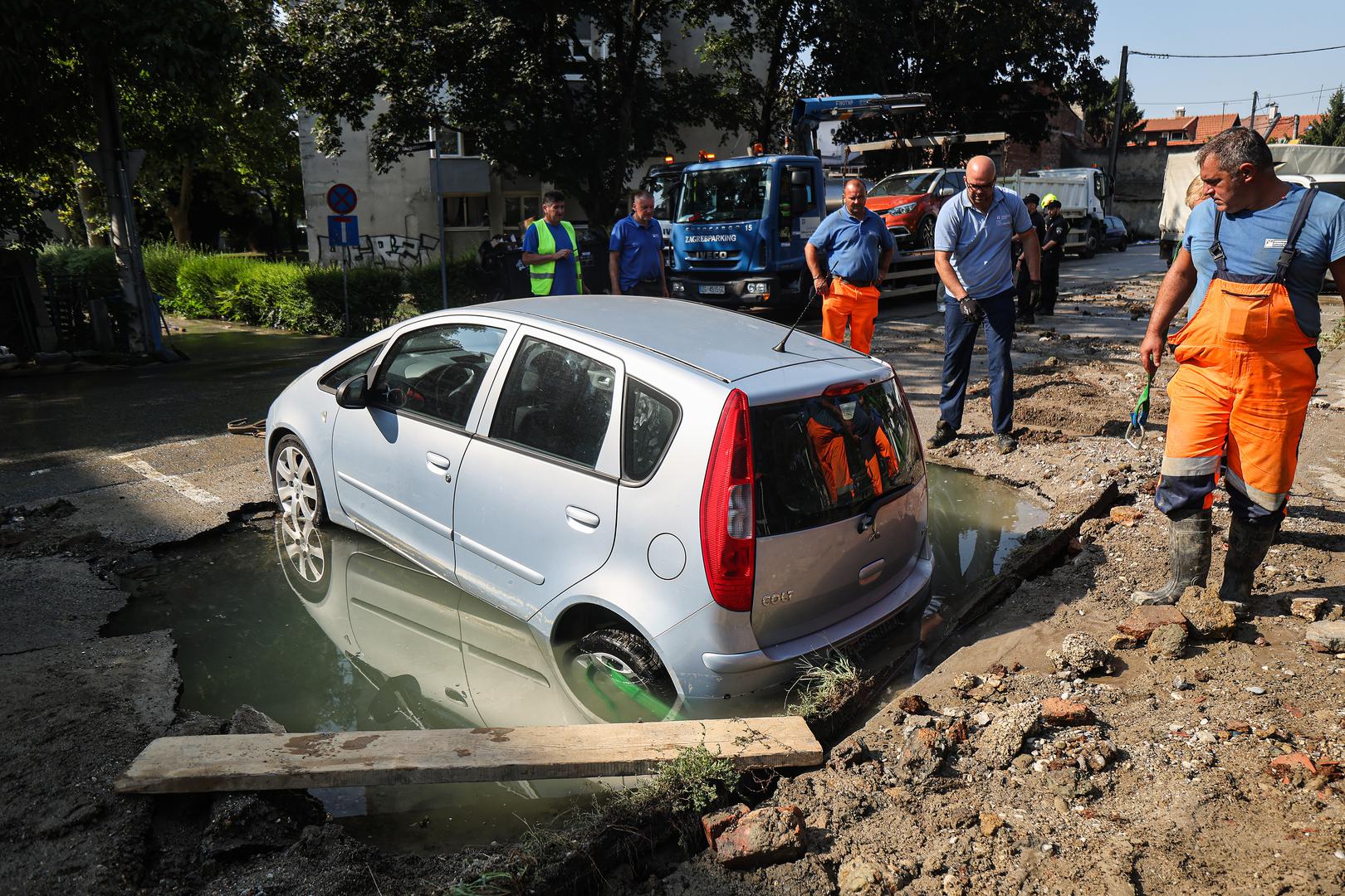 Dva automobila gotovo su "propala u zemlju" u Kostelskoj ulici na Trešnjevci nakon puknuća cjevovoda, prema svjedočenju fotografija koje su jutros stigle s mjesta događaja.