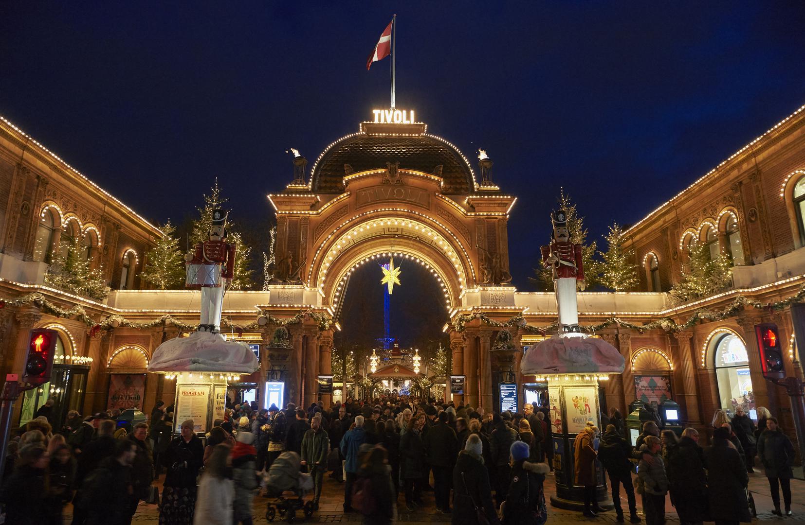 Kopenhagen, Danska – Tivoli Gardens Christmas Market: Tivoli Gardens, poznati zabavni park u Kopenhagenu, svake godine postaje dom jednog od najčarobnijih božićnih sajmova u Danskoj. Uz bajkovito uređenje koje uključuje tisuće lampica, štandovi nude danske specijalitete, rukotvorine i razne blagdanske poslastice, a posjetitelji mogu uživati u brojnim vožnjama i atrakcijama u parku.