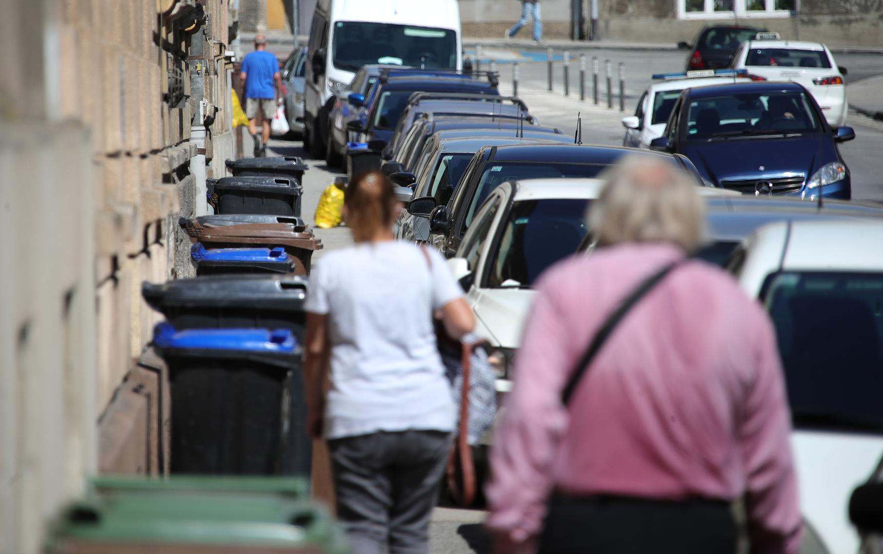 Probajte se mimoići u ovoj ulici. Između kanti za smeće i automobila stvoren je prolaz samo za one u dobroj formi. Na početku ulice Sveti Duh u dane kada se odvozi smeće mnoštvo je kanti na nogostupu. To stvara problem mnogim prolaznicima dok dječja kolica ovdje ne mogu proći.