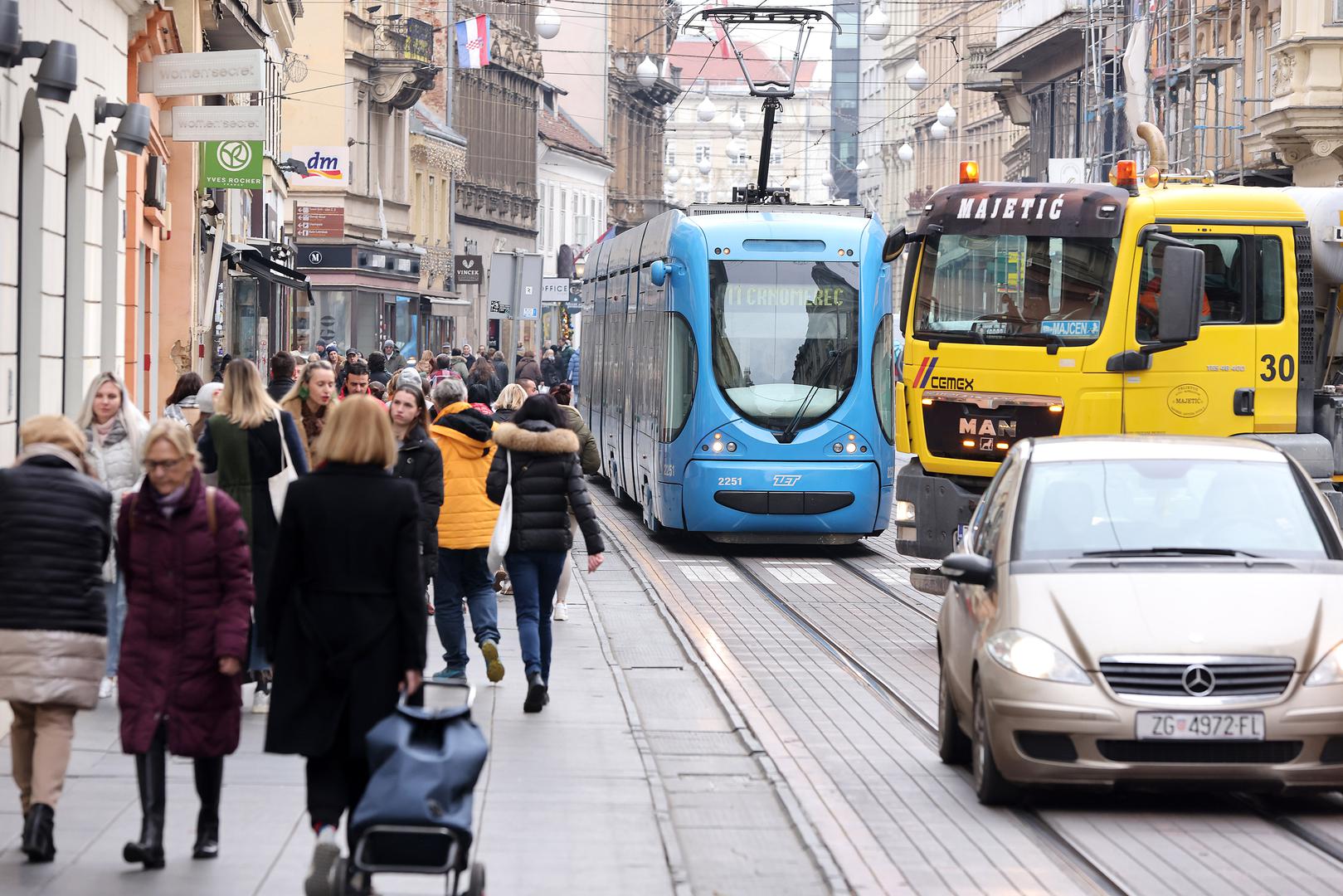 22.12.2023., Zagreb - Zadnjeg radnog dana pred blagdanski produzeni vikend stanje u centru grada je kaoticno, kako u pjesackim zonama tako i u automobilskom i javnom prometu. Za sve one koji niti ove godine nisu uspjeli panirati sve obveze prije guzvi savjet je da cuvaju zivce i iduce godine vise pozornosti posvete planiranju. Photo: Patrik Macek/PIXSELL