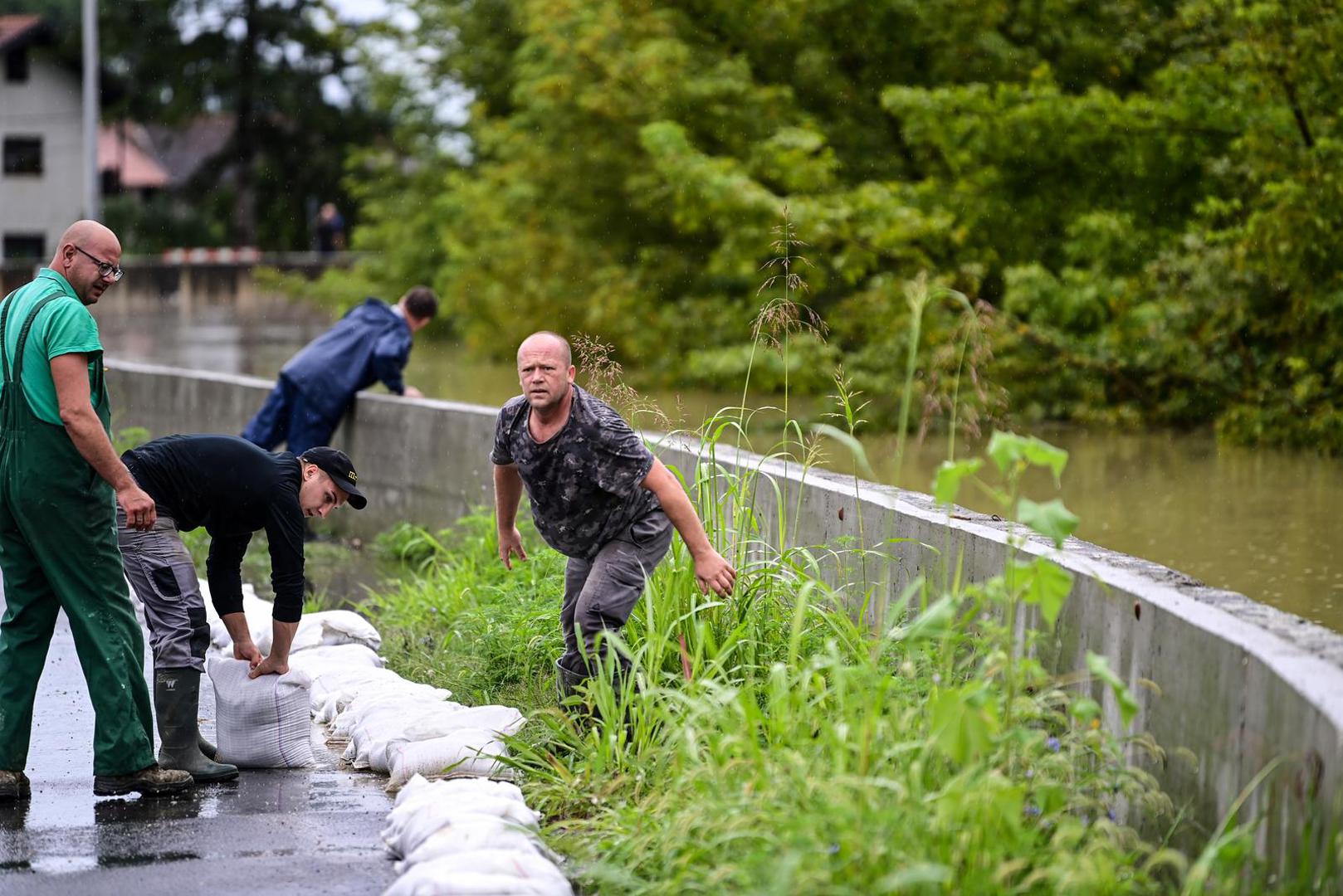 06.08.2023., Zagreb -  Uvedeno je izvanredno stanje obrane od poplava u naseljima oko Rugvice. Stanovnici Narta Savskog pune vreće pijeska kako bi zaštitili svoje kuće. Photo: Igor Soban/PIXSELL