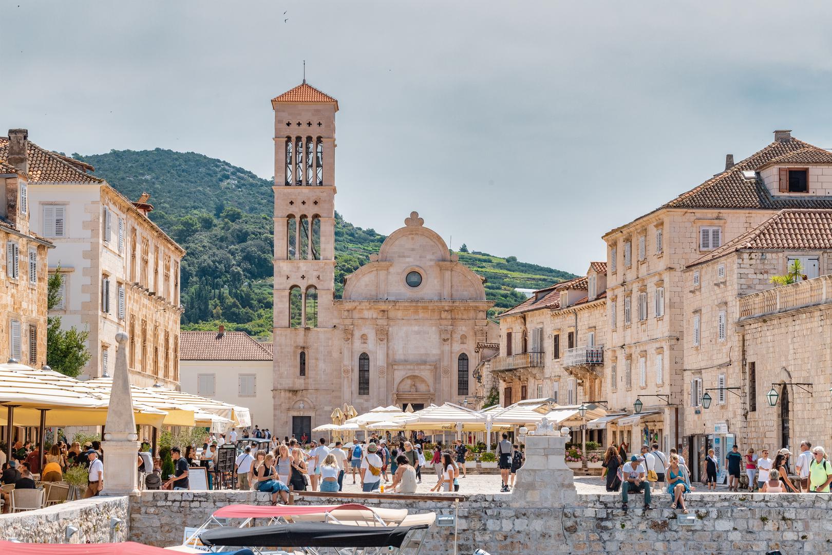 Otoci su ocijenjeni na temelju prirodnih atrakcija, aktivnosti, restorana, ljubaznosti i vrijednosti. Hvar je briljirao u ovim kategorijama, zasluživši svoje priznanje među najljepšim otocima svijeta. ‘Za avanturu u Sredozemlju, ne tražite dalje od Hvara i dalmatinskih otoka’, piše Travel + Leisure, hvatajući bit ovog hrvatskog dragulja.