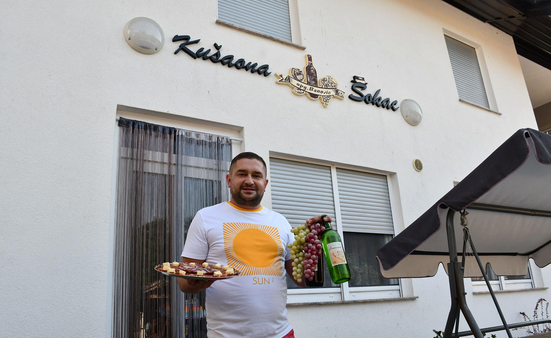 NA GOSPODARSTVU se može i
prespavati u nekoj od tri sobe,
ukupnog kapaciteta za osam
osoba, a za doručak su u tom
slučaju suhomesnate slavonske
delicije – šunka, kulen, kobasica
i slanina, domaća jaja, sezonsko
povrće, ajvar...