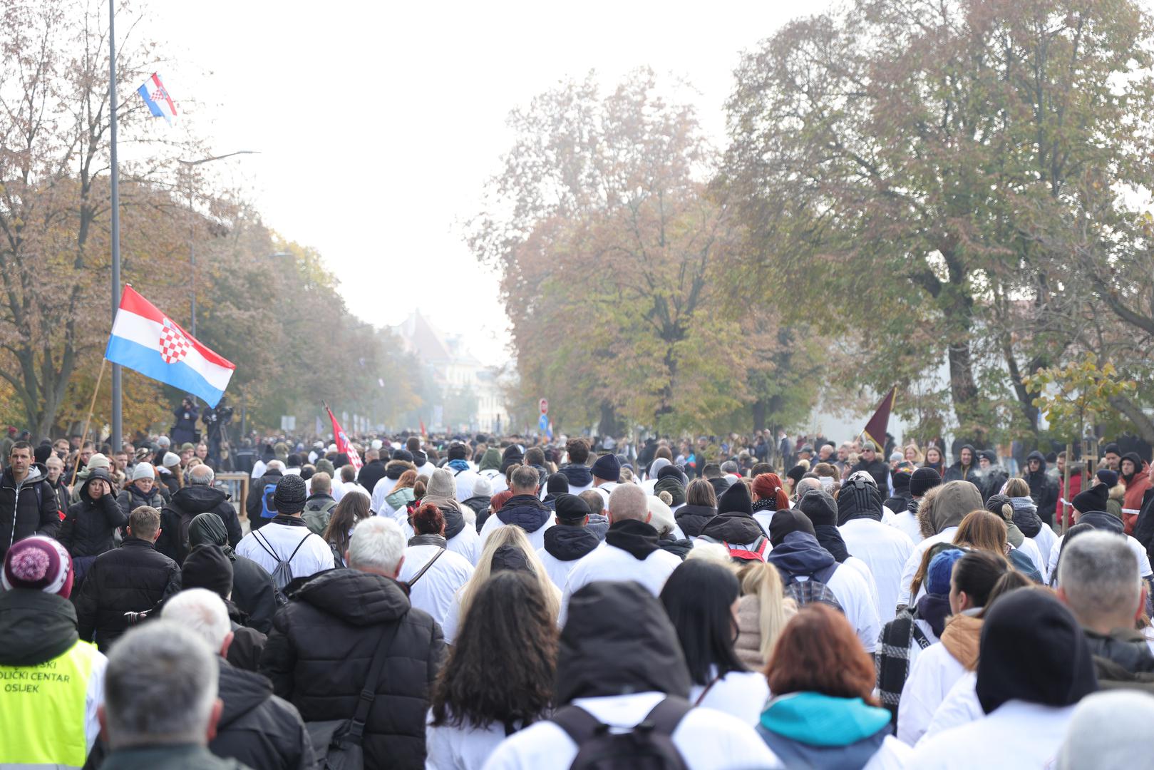 Po podatcima Franjevačkog samostana u Vukovaru tijekom gotovo tromjesečne opsade grada i u prvim danima okupacije poginulo je i ubijeno najmanje 2717 branitelja i civila. 