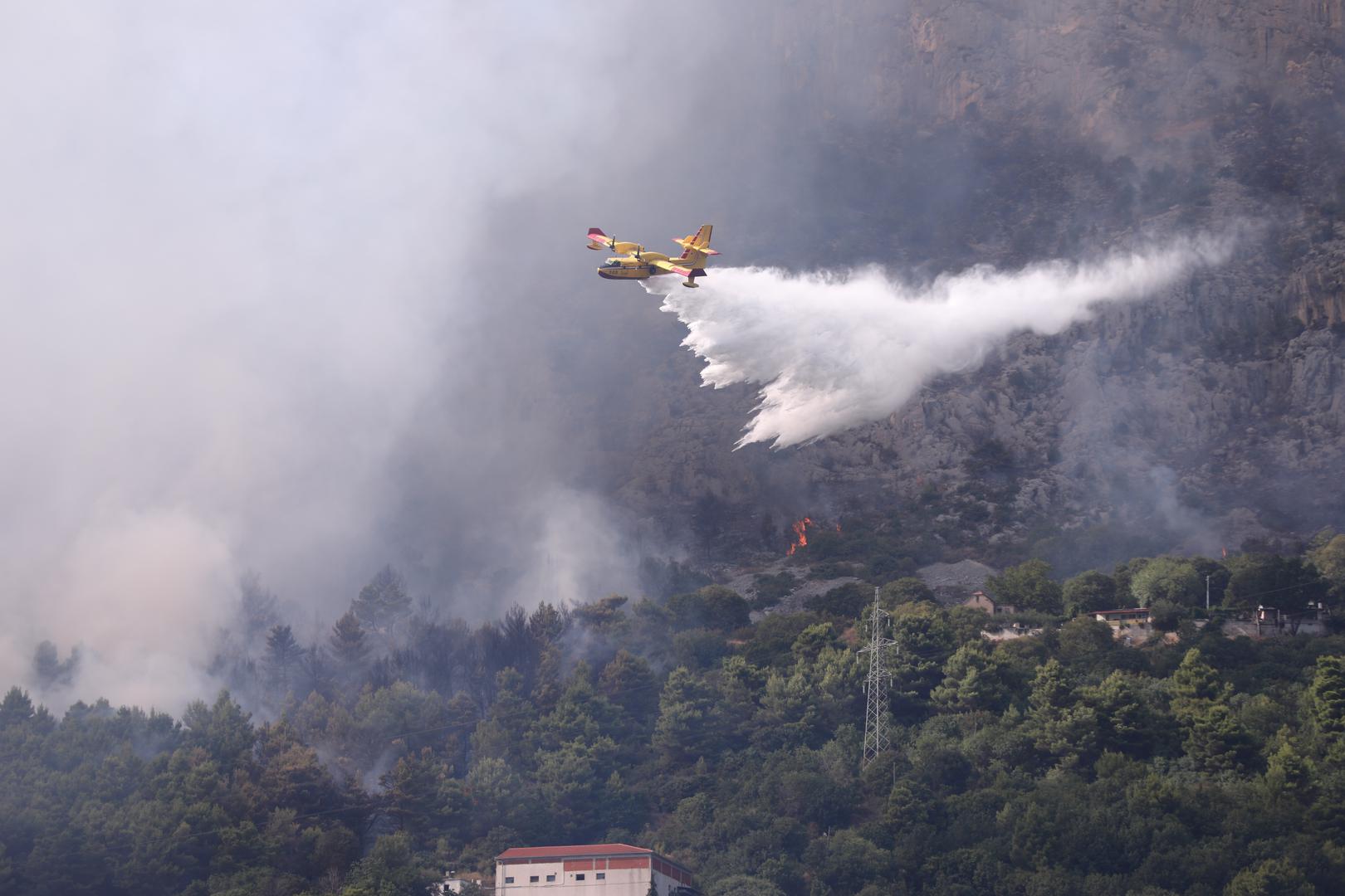 U gašenju je ozlijeđen jedan vatrogasac te ima opekline prvog stupnja. "Ma nije mu ništa. Bio je na hitnoj, doktorica mu je stavila mast i to je to " rekao je Duje Balić, zapovjednik Dobrovoljno vatrogasno društvo Slatine. Nakon hitne se vratio gašenju požara. "Ma već se on vratio gašenju dolje. Mislili smo mu napraviti smjenu, a on kaže da ne treba" dodao je Balić.