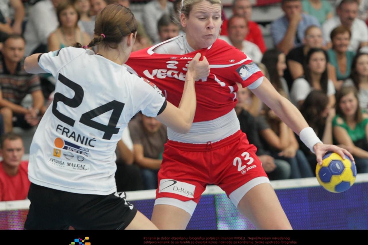 '02.10.2011., Koprivnica - 1. kolo EHF Lige prvaka, RK Podravka - RK Krim, dvorana Gimnazije Fran Galovic. Kristina Franic drzi Lidiju Horvat. Photo: Marijan Susenj/PIXSELL'