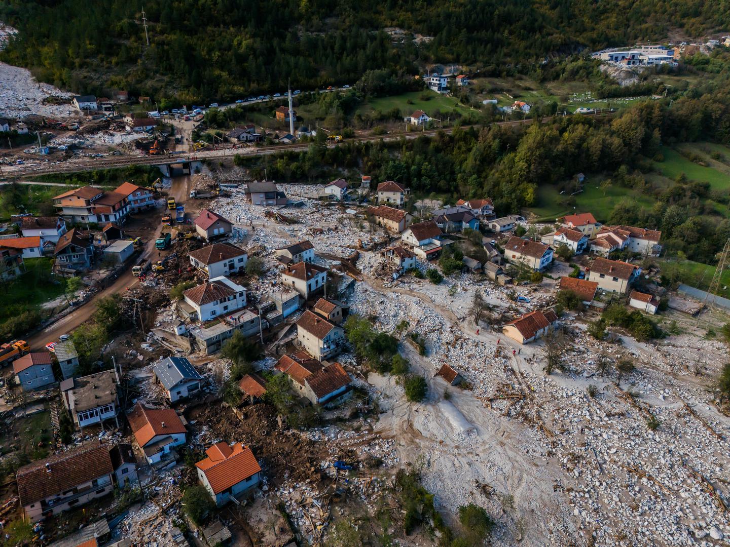 Potraga za nestalima u poplavama i odronima nastavljena je i u utorak u najteže pogođenom selu Donja Jablanica, te Buturović Polju u konjičkoj općini.