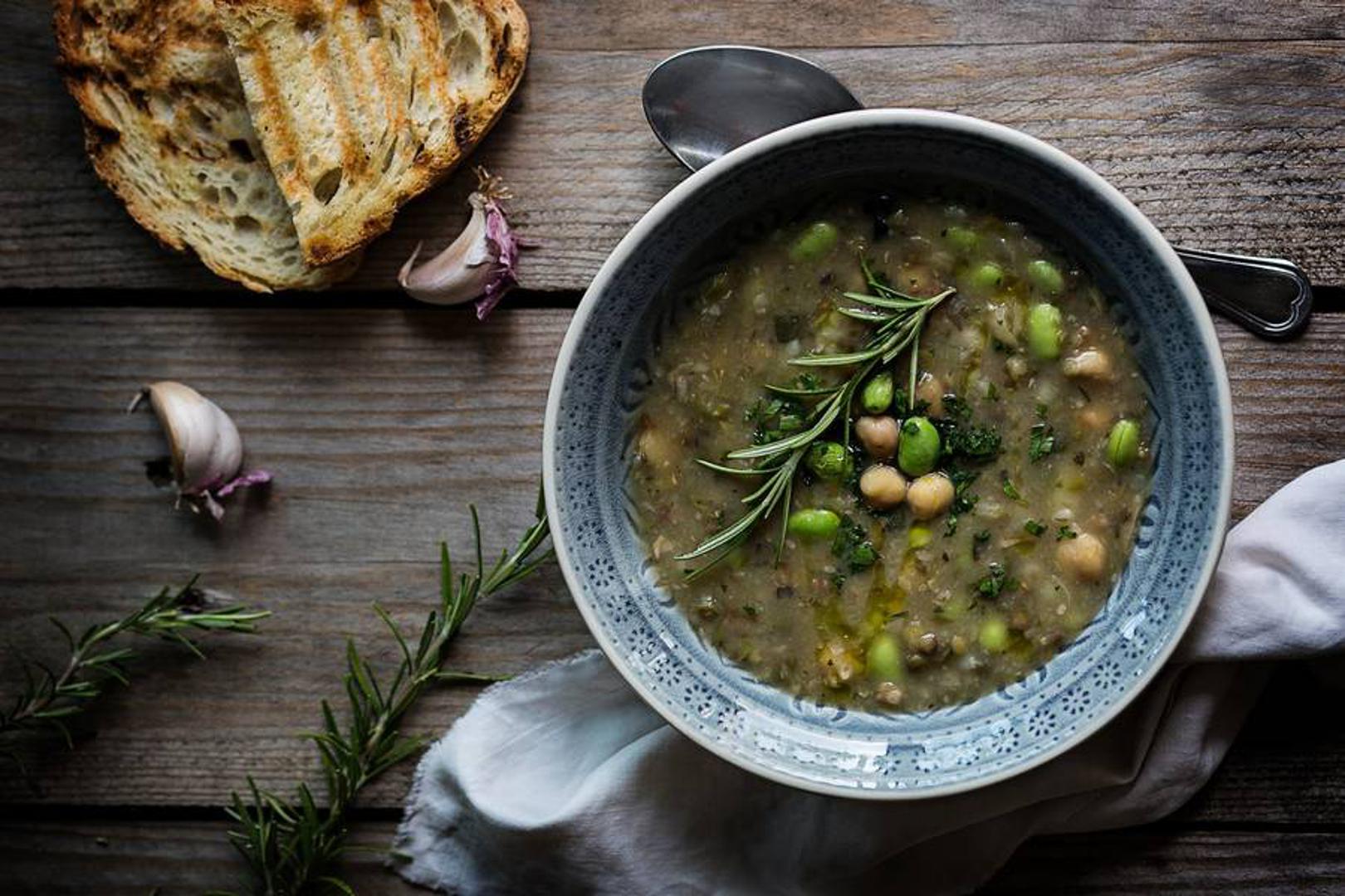 Težačka juha od sipe i boba nudi se u kućici restorana Opat