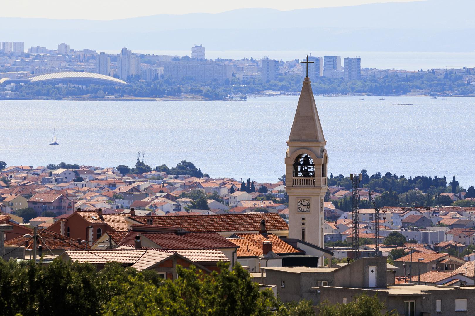 Šesto mjesto s našeg popisa su Kašteli, koji se sastoje od Kaštel Štafilić, Kaštel Novi, Kaštel Stari, Kaštel Lukšić, Kaštel Kambelovac, Kaštel Gomilica i Kaštel Sućurac.