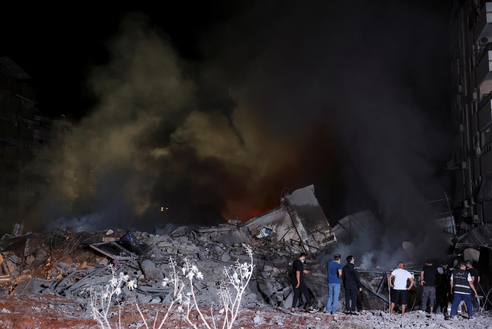 People inspect damage at the site of an Israeli strike, amid ongoing hostilities between Hezbollah and Israeli forces, in Beirut's southern suburbs, Lebanon September 27, 2024. REUTERS/Mohamed Azakir Photo: MOHAMED AZAKIR/REUTERS