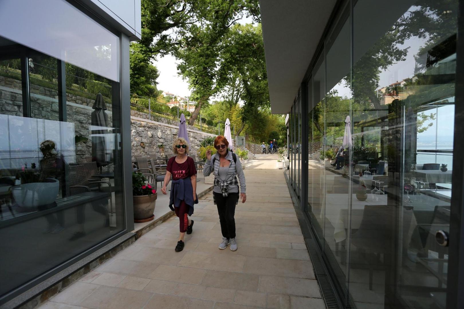 13.05.2020., Opatija - Turizam u Opatiji nakon popustanja mjera izolacije. Setaci na lungo mare uz hotel Mali raj.
Photo: Goran Kovacic/PIXSELL