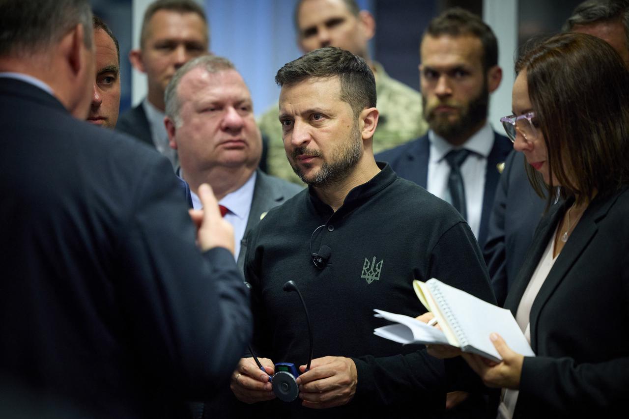 Le ministre français des Armées Sébastien Lecornu et le président ukrainien Volodymyr Zelensky lors d'une visite à l'état-major des armées françaises à Paris